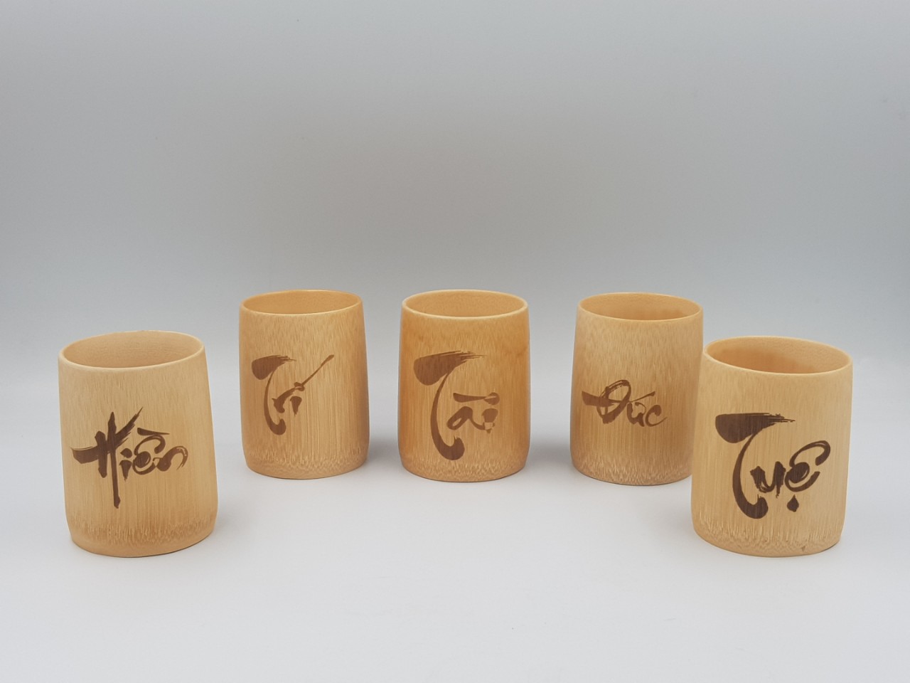 Cốc tre chữ thư pháp