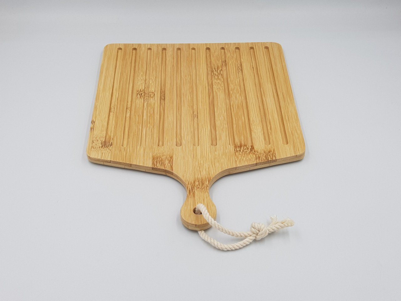 Thớt tre hình chữ nhật có tay cầm 30x23x1 cm