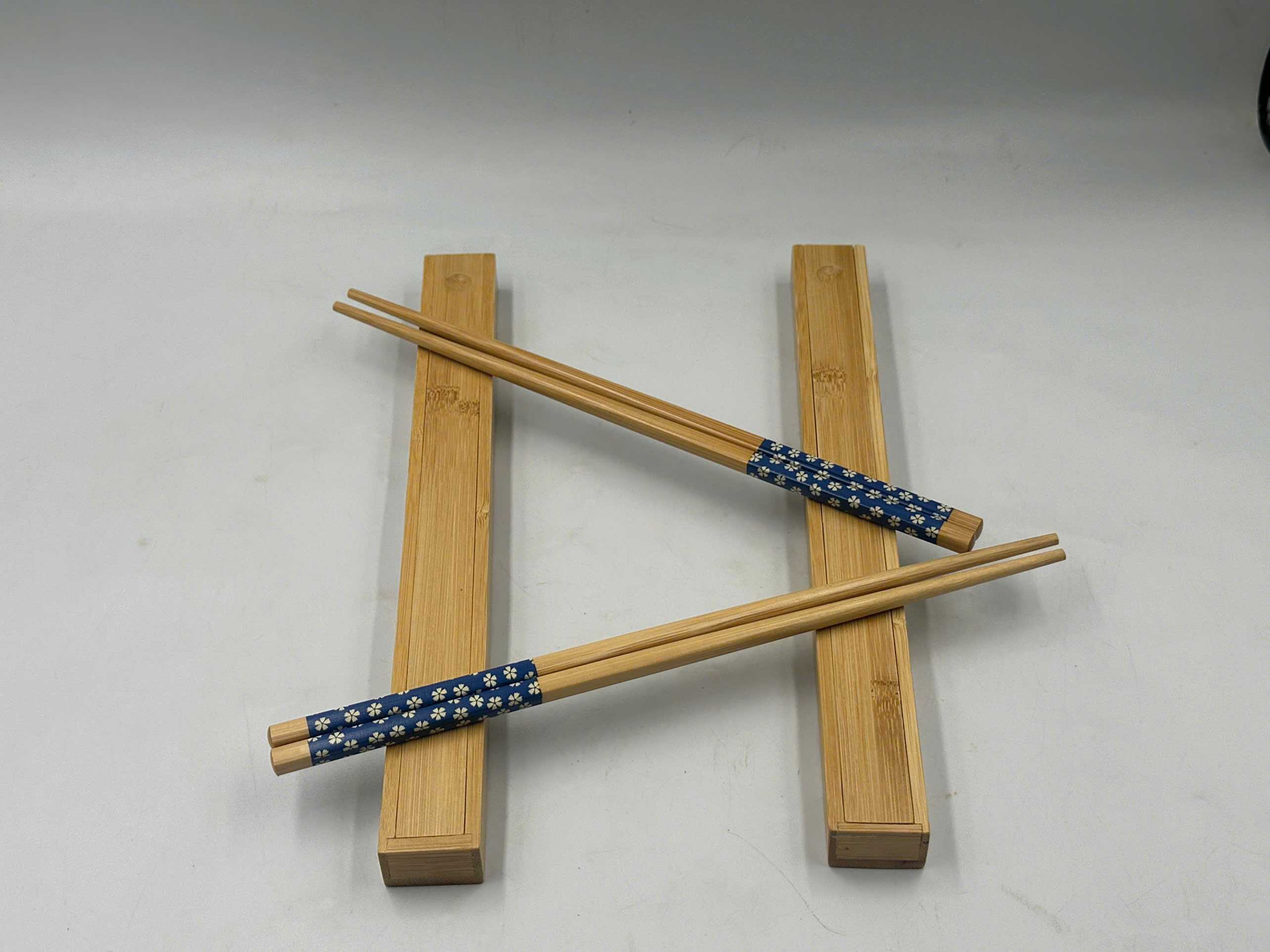 Đũa tre 26 cm – Hộp đựng tre 27 x 3 x 2 cm