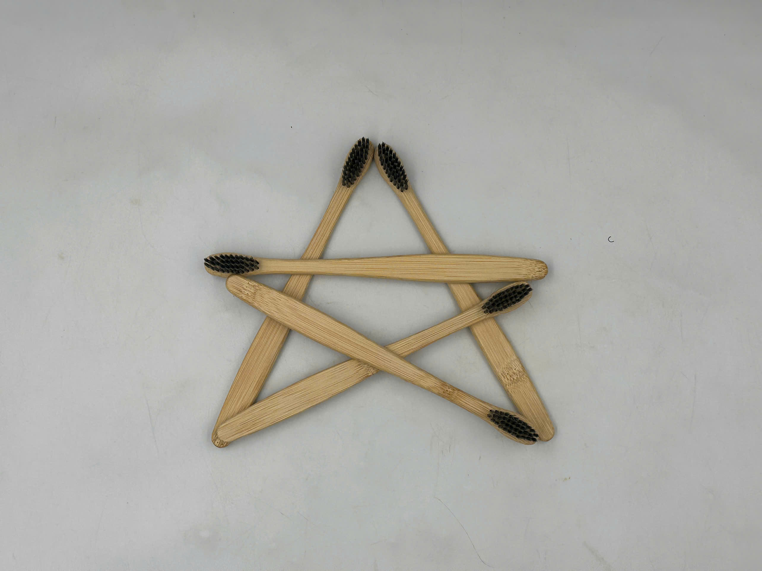 Bàn chải tre đen chiều dài: 8 cm