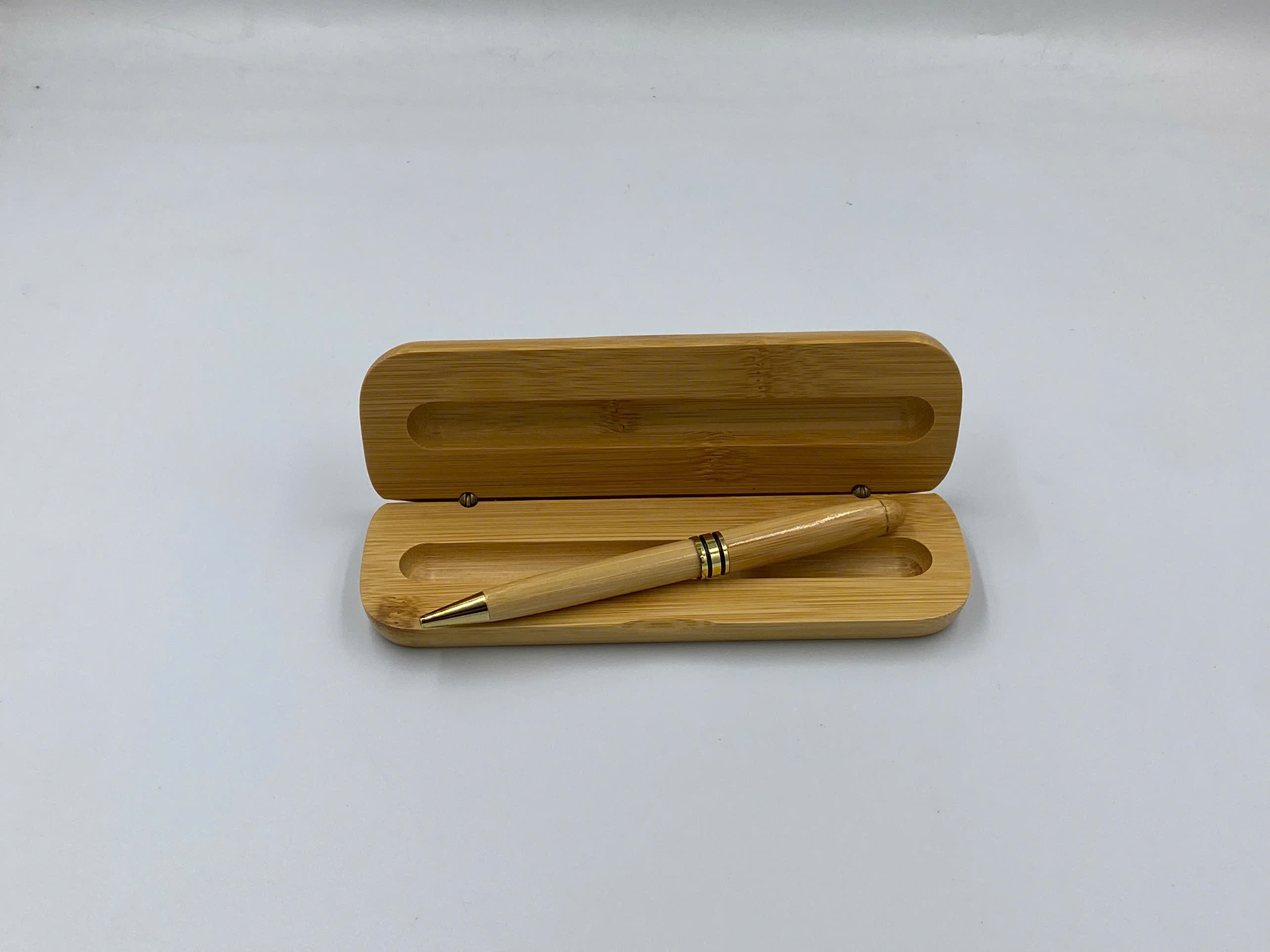 Hộp đựng bút tre: 17 x 5,5 x 2,5 cm  Bút bi tre: D1,5 x H14,3 cm