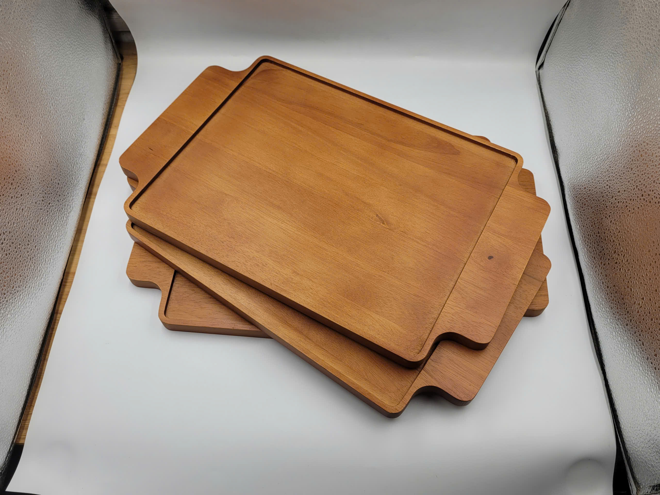 Khay gỗ cao su có tay cầm • 47.8 x 30 x 2 cm hoặc 36.1 x 28.1 x 2 cm